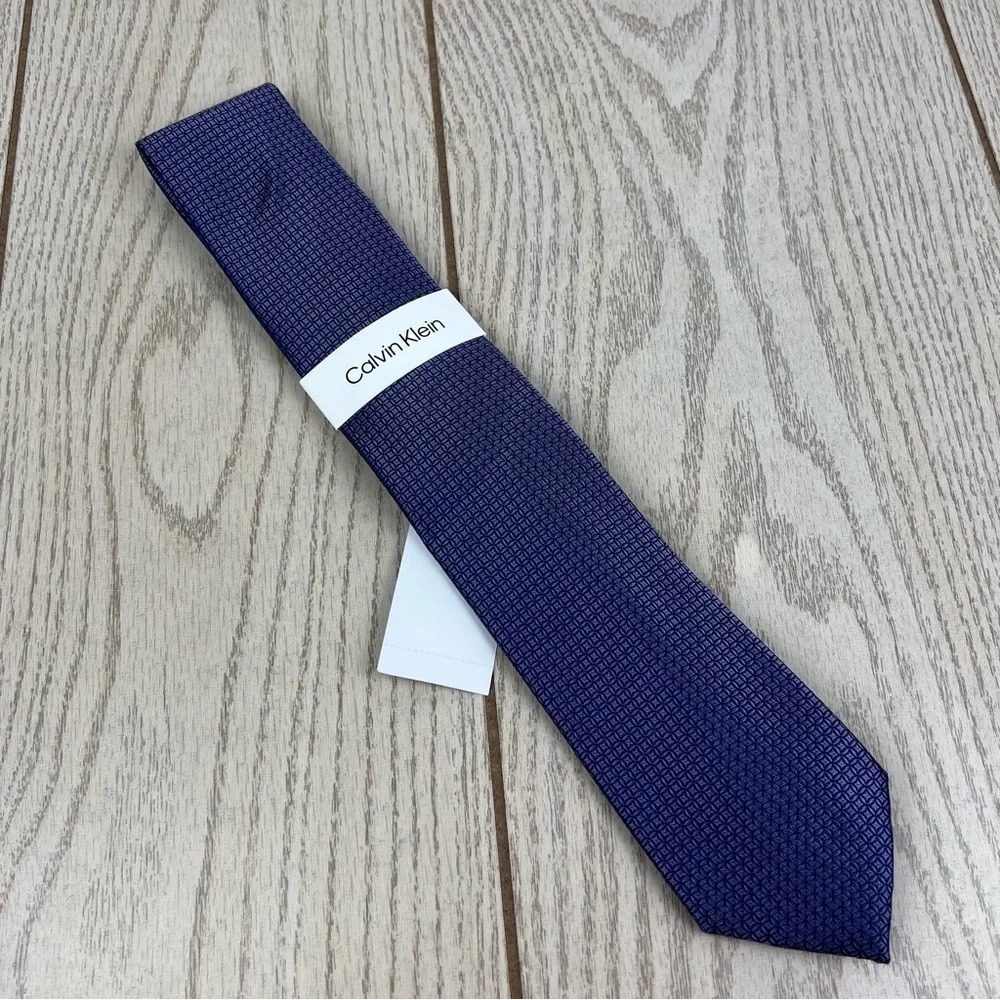 589 - Calvin Klein Tie 526 Purple Medallions CK21100134 Silk Blend MSRP $69.50